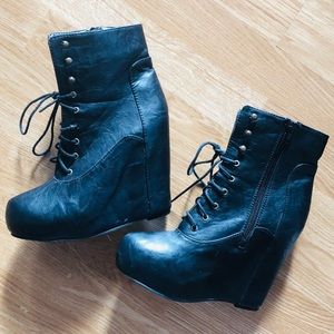 Vintage pleather / vegan lace up wedge shoes